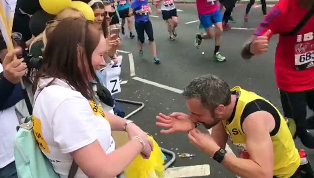 Une demande en mariage en plein marathon... ça c'est romantique