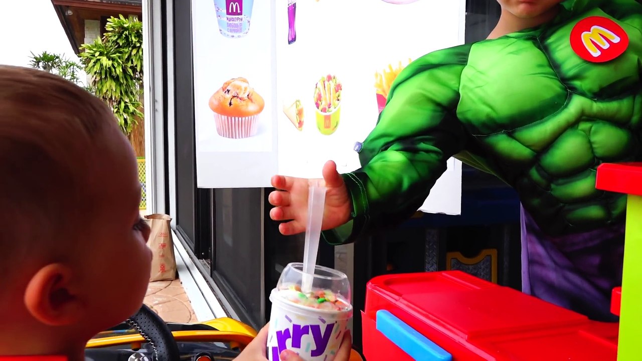 SPIDERMAN MCDONALDS ЧЕЛОВЕК ПАУК в МАКДОНАЛЬДС DRIVE THRU Prank! Burger Joker Hulk Spiderbaby
