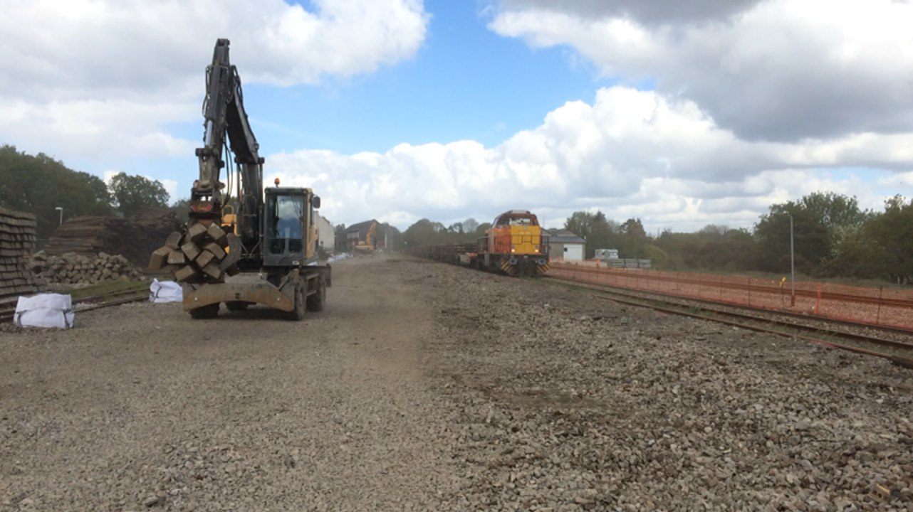 Sur la ligne Quimper-Brest, le train de dépose arrive en gare