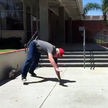 Une détermination de fer pour cet homme âgé qui veut réussir son saut