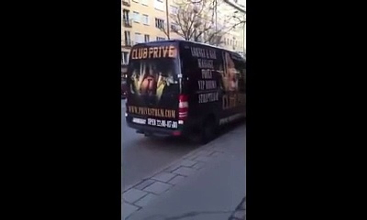 Çıplak Kadın Posterini Gören Çocuğun Restorana Toslaması