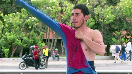 "Spiderman" tisse sa toile en Colombie, dans le ciel de Bogota