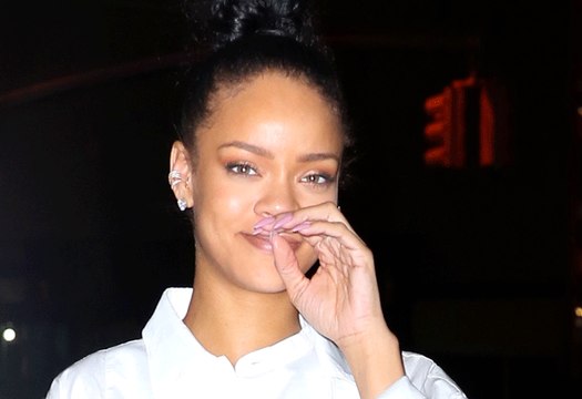Rihanna Snubs Drake’s Attempt To Win Her Back With Roses & Jewels