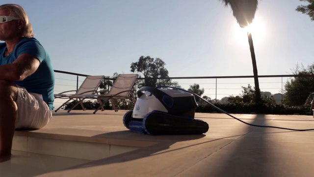 Quand Dolphin parle à Lucas - Robots de piscine Dolphin