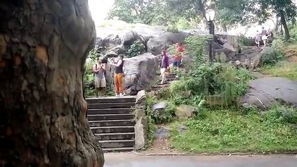 Va in giro tagliando i selfie-stick con una cesoia. Le reazioni sono troppo divertenti!