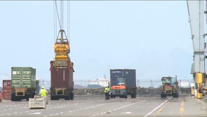 انتعاش الحركة التجارية بميناء عدن