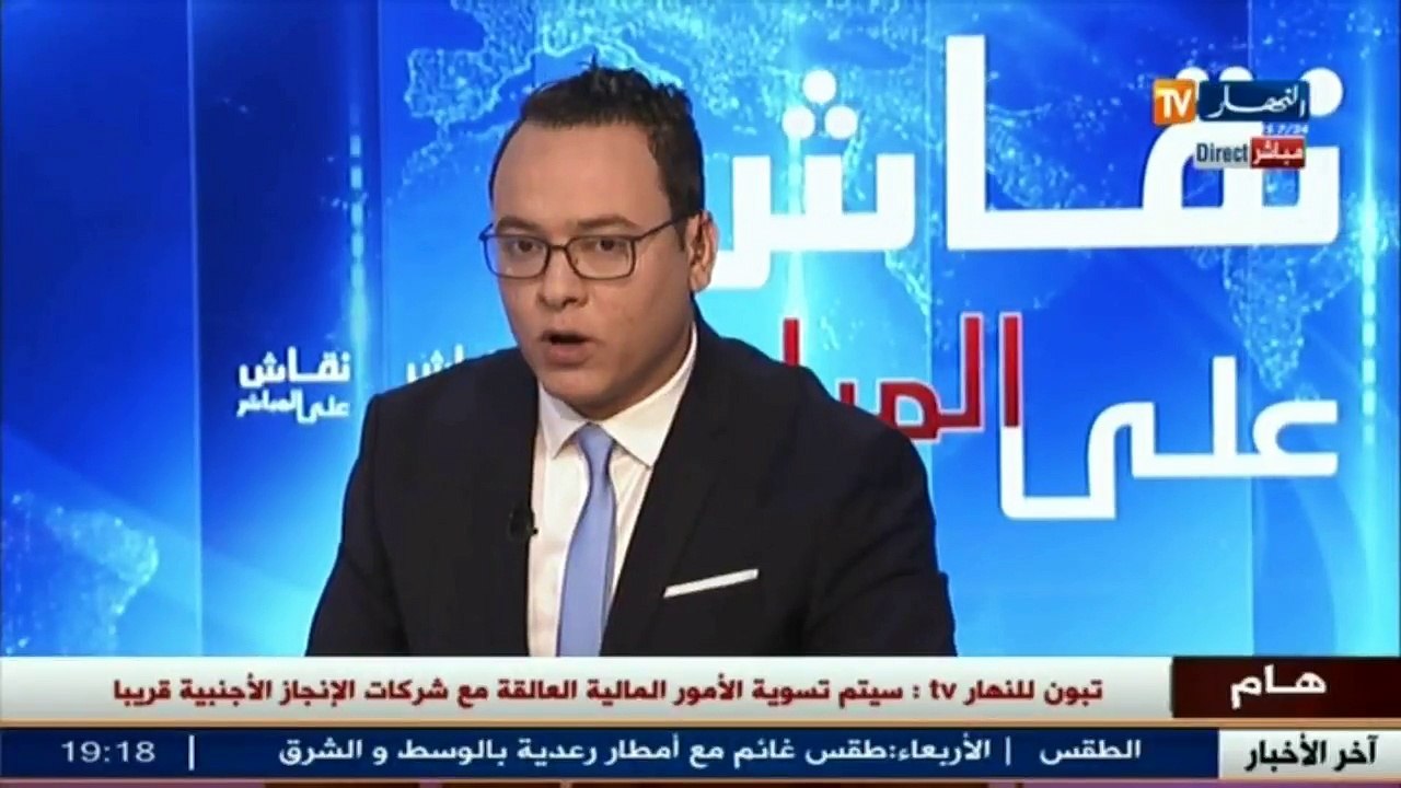 شاهد طلبة جامعة باب الزوار يسبحون داخل نافورة