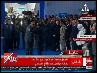 الآن | شاهد .. الشهيد الحي يؤدي التحية العسكرية والرئيس السيسي يقبل رأسه