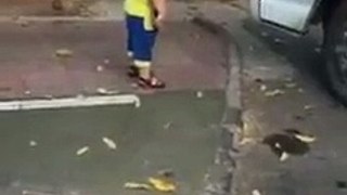 Cet enfant chinois armé d'un couteau fait la loi dans la rue !