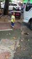 Cet enfant chinois armé d'un couteau fait la loi dans la rue !