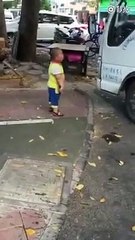 Cet enfant chinois armé d'un couteau fait la loi dans la rue !