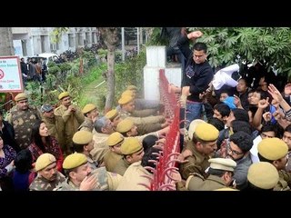 Video herunterladen: JNU students detained by Delhi Police for trying to protest at a seminar