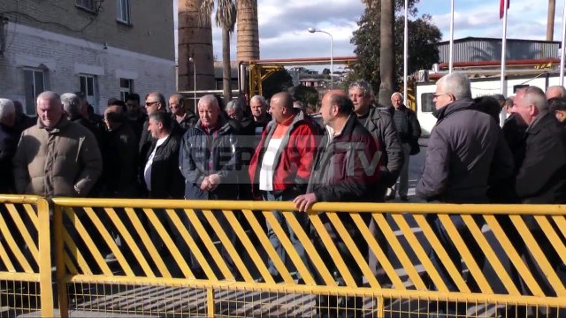 Report TV - 19 muaj pa rroga, punonjësit e ARMO: Të hënën në grevë urie