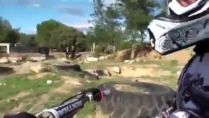 Un Motard humilie des Gendarmes