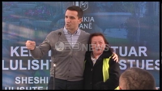 Ora News – Gruaja që kujdeset natë e ditë për pastrimin e Tiranës shpërthen në lot para Veliajt