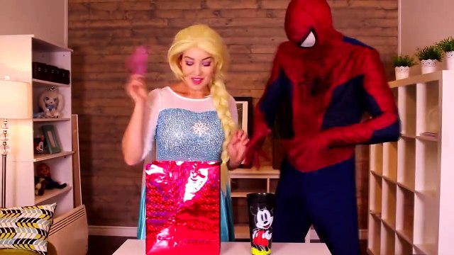 Frozen Elsa & Spiderman Break Up! w_ Pink Spidergirl, Ariel Mermaid, Superman, Joker! Superhero Fun-nJH