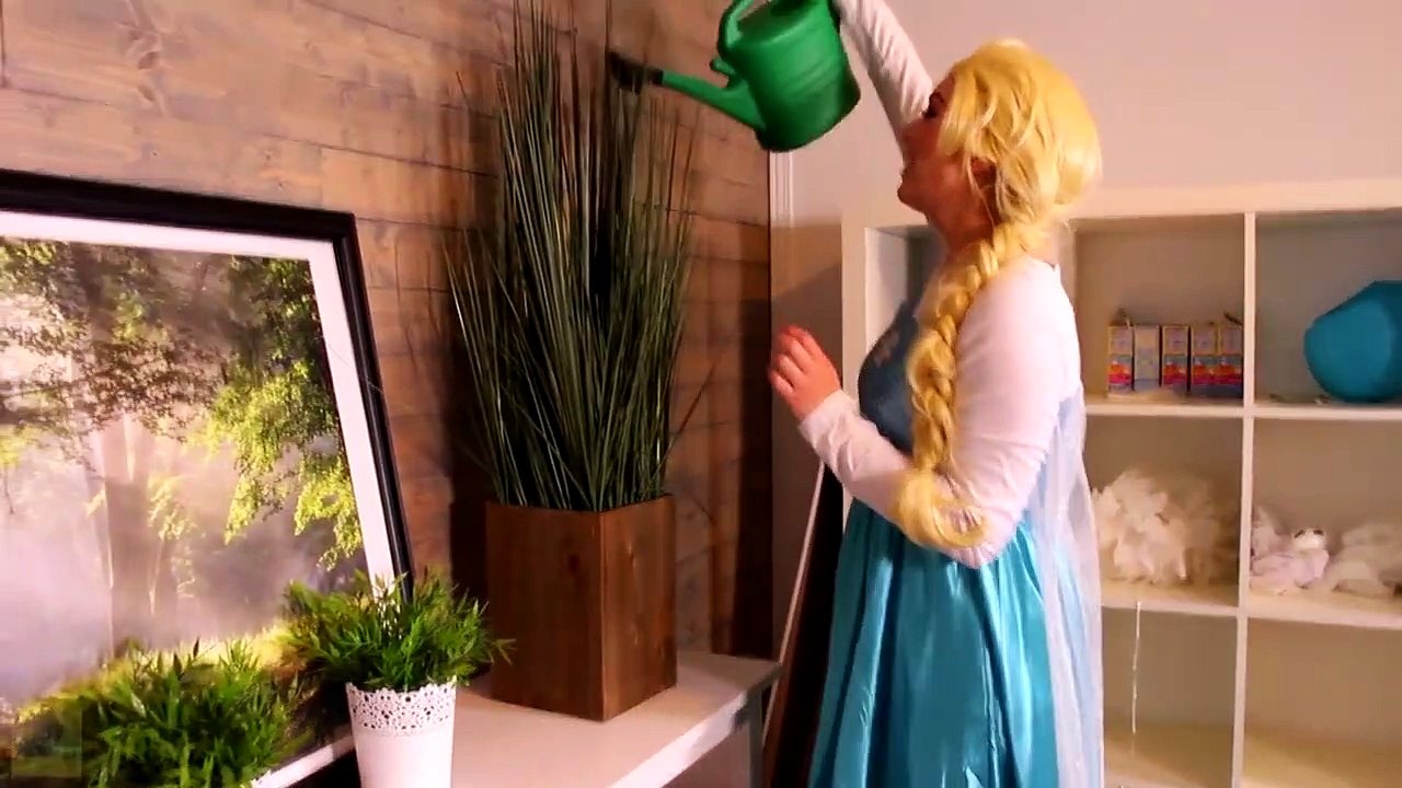 Evil Elsa KIDNAPS SANTA CLAUS! w_ Spiderman Frozen Elsa & Anna Superman Witch! Superhero Fun  -)-01glW