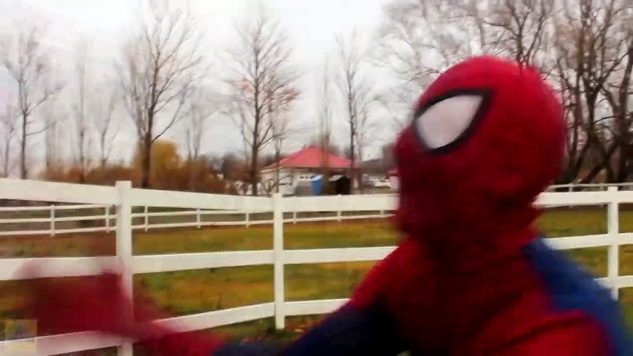 Evil Elsa KIDNAPS SANTA CLAUS! w_ Spiderman Frozen Elsa & Anna Superman Witch! Superhero Fun  -)-01glWA