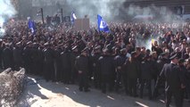 Report TV - Protesta, Basha kërkon ngritjen e çadrave para zyrës së Ramës