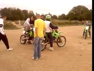 Srabe la briket au terrain de cross