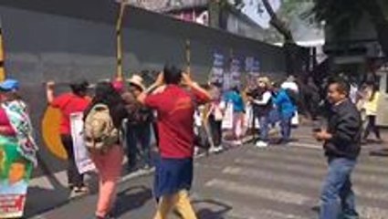 Video herunterladen: Police Launch Tear Gas, Barricade Street to Stop Ayotzinapa Protesters in Mexico City