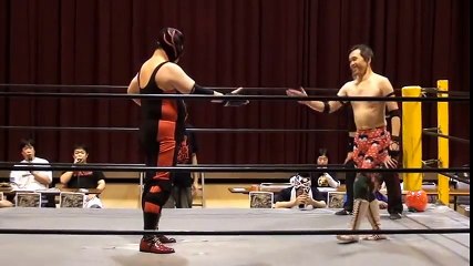 第3回北海道アマチュアプロレスサミット第6試合「ヘン・チーナ vs コッペパン・ベイダー」