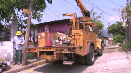 ENEE instala lamparas de alumbrado publico