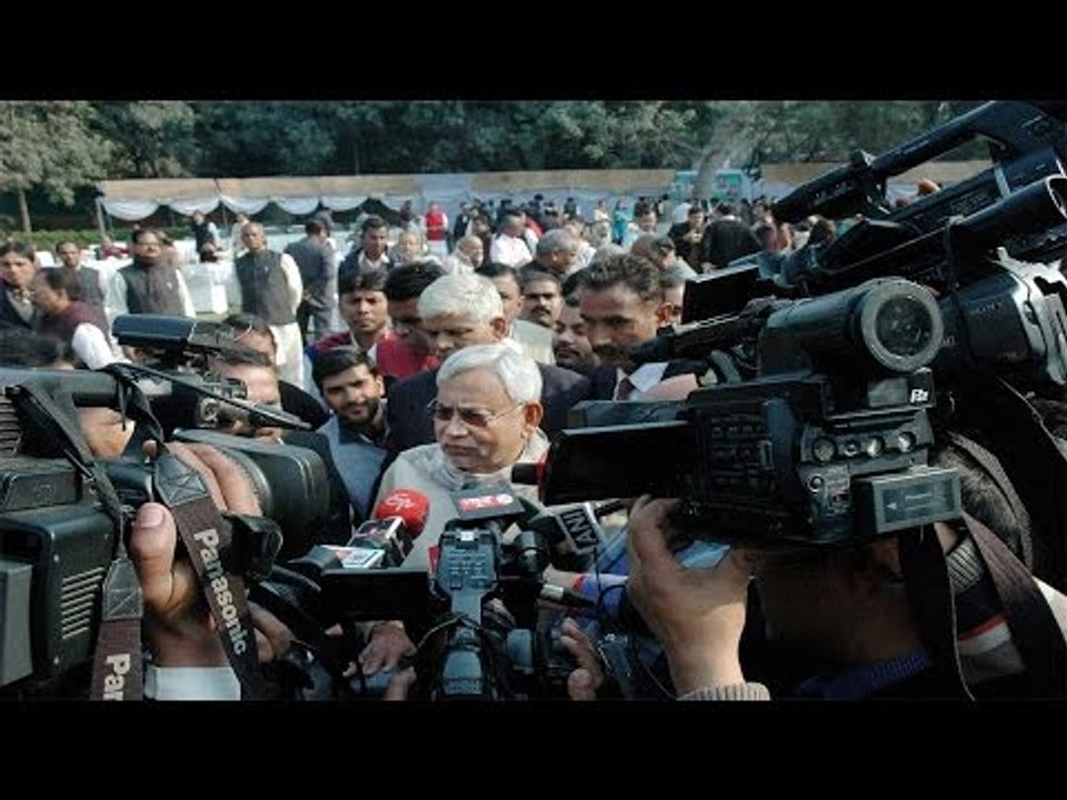 Nitish Kumar attacked by slipper at a rally in Bakhtiyarpur