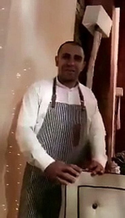 وزير المالية السعودي يأخذ الطعام معه بعد تناوله العشاء في مطعم