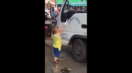 Un enfant chinois armé d'un couteau menace un chauffeur.