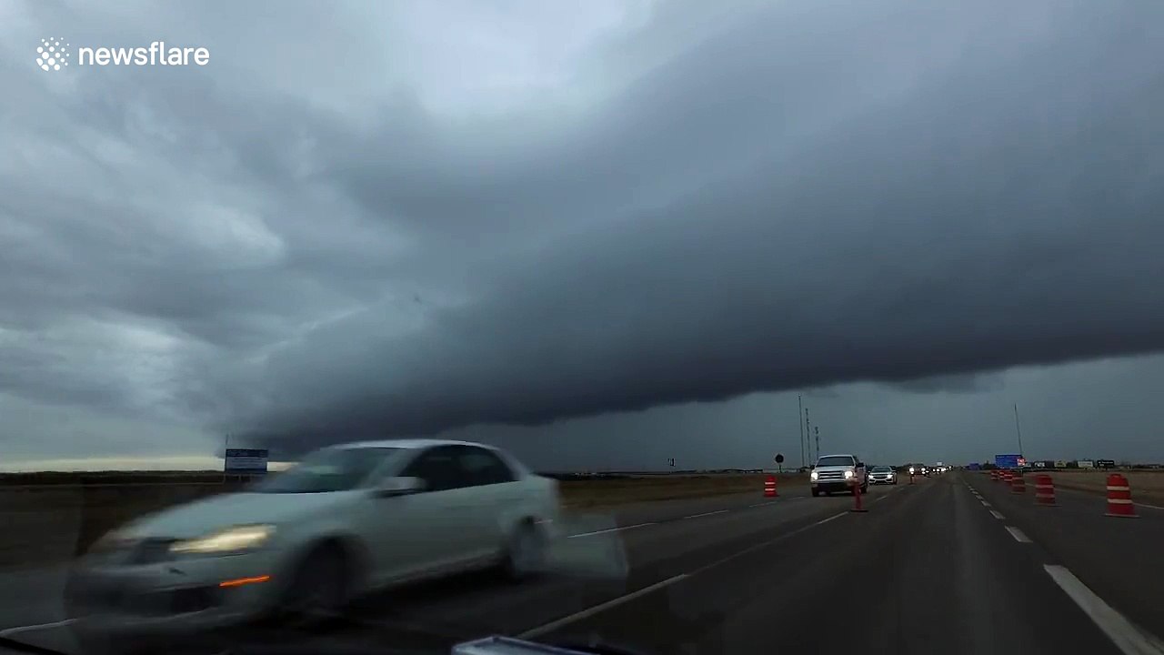 Impressive shelf cloud appears with thunderstorm in Canada