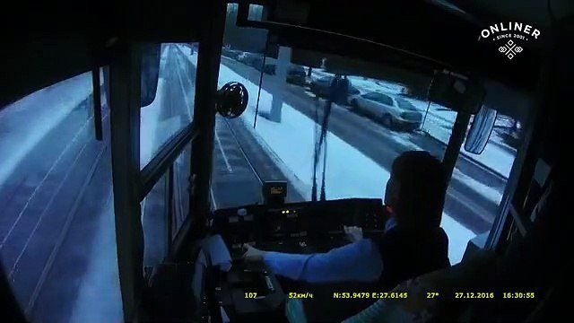 Un chauffard coupe la route à un Tramway... Mauvaise idée