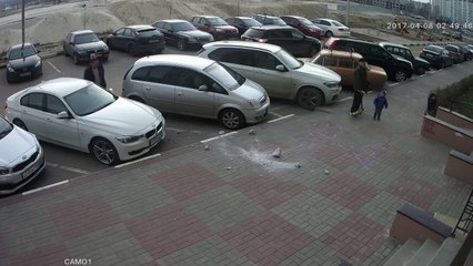 Скачать видео: Des jeunes débile balancent un bloc de béton sur des passants... Drame évité de peu!