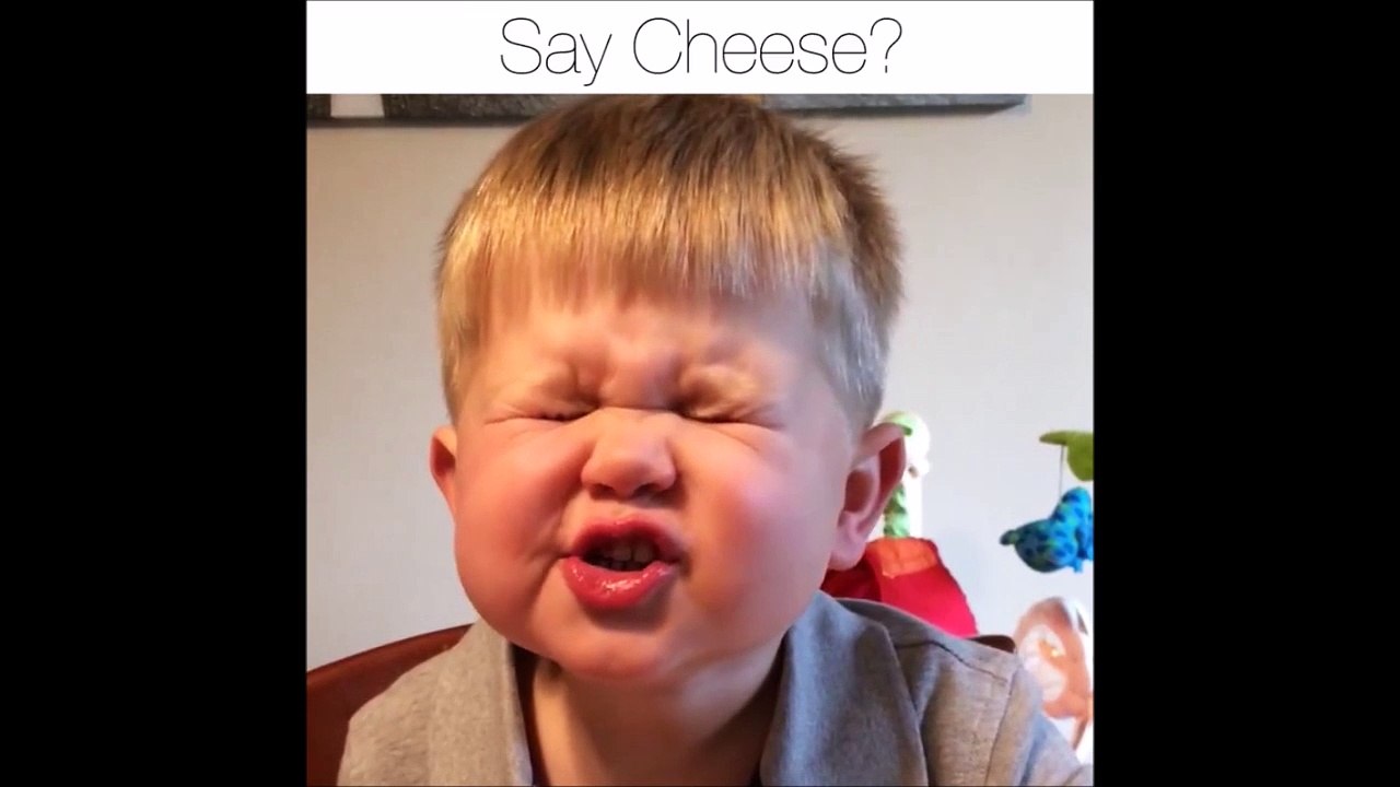 Hey maman, regarde je souris! Ahaha trop marrant le gamin