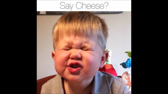 Hey maman, regarde je souris! Ahaha trop marrant le gamin