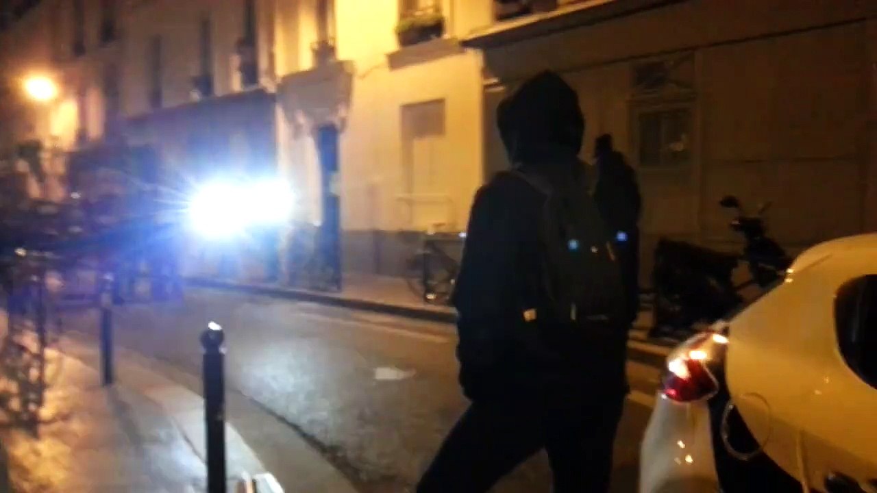 Un flic en civil vole le téléphone d'une passante qui filme leur intervention