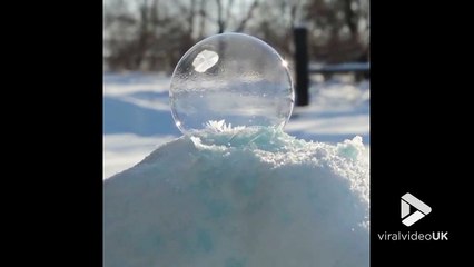 Descargar video: Une bulle de savon gèle instantanément - Timelapse magnifique