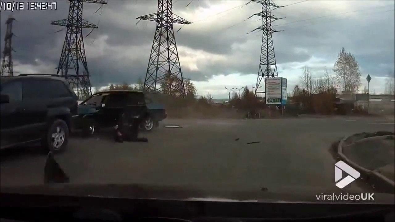 Ejecté de sa voiture dans un accident violent à un carrefour!