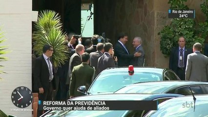 Temer se reúne com políticos para evitar debandada de partidos da base aliada