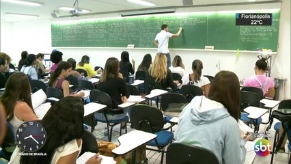 Levantamento revela que 70% dos jovens estão fora da faculdade por falta de dinheiro