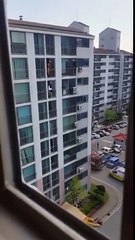 Bombeiro Sul-coreano salva rapariga com uma entrada de pés juntos