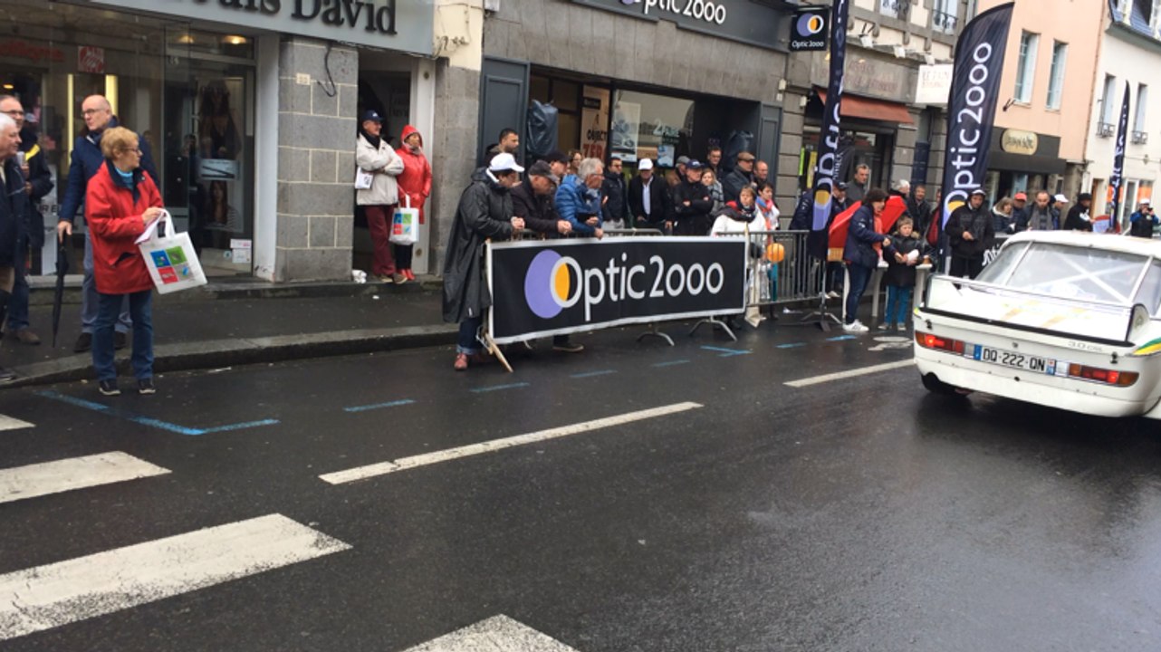 243 voitures anciennes font escale à Lamballe