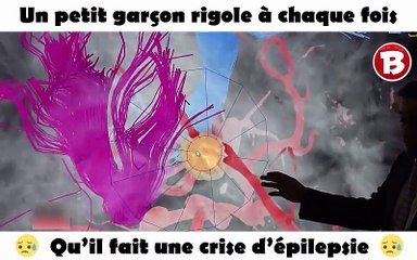 Un petit garçon rigole à chaque fois