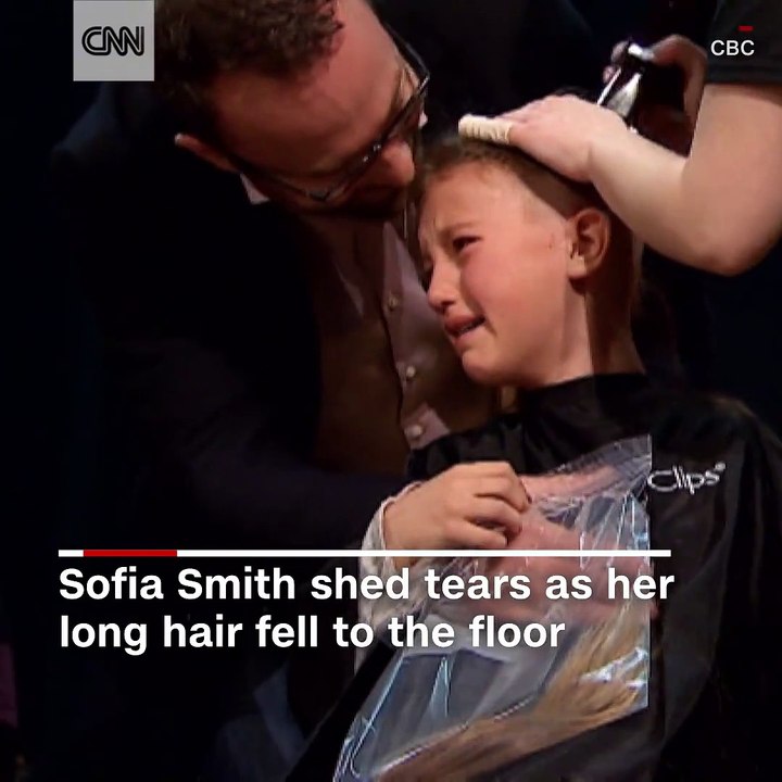 Canada: Une jeune fille courageuse de neuf ans se rase les cheveux en soutien à son frère atteint d'un cancer