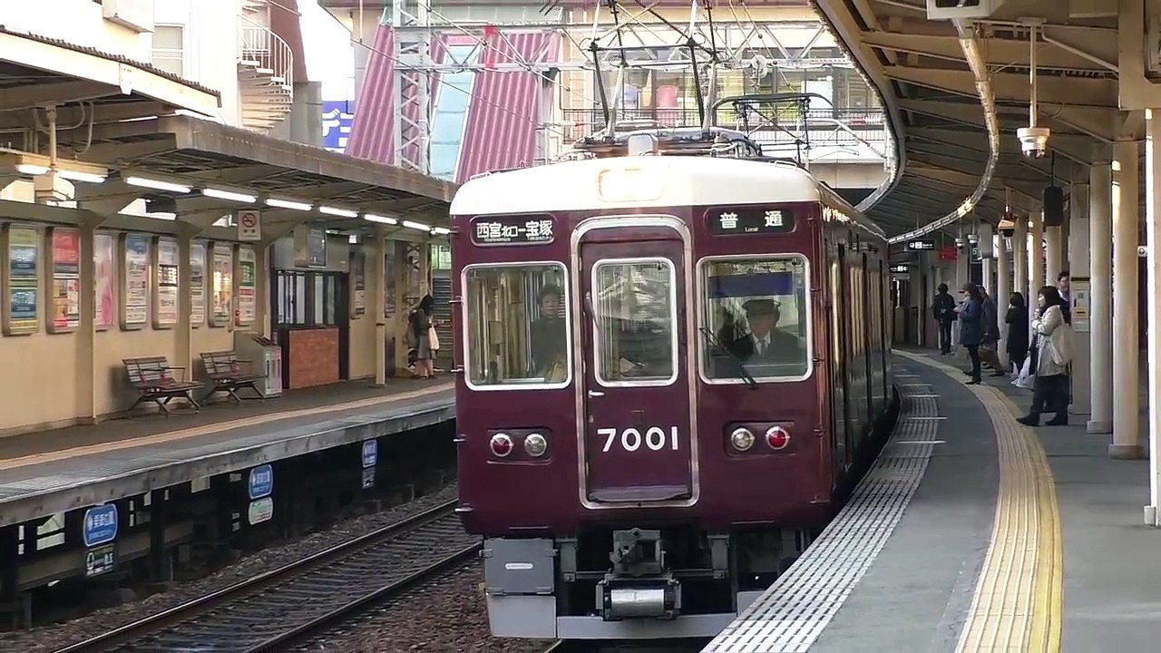 逆瀬川のここがお気に入り！ 遠くからやってくる電車を撮影 阪急今津線7001F