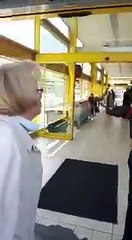 Une senior raciste s'en prend violemment au vigile d'un supermarché