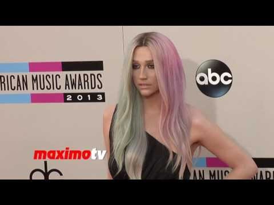 Kesha "American Music Awards 2013" Red Carpet