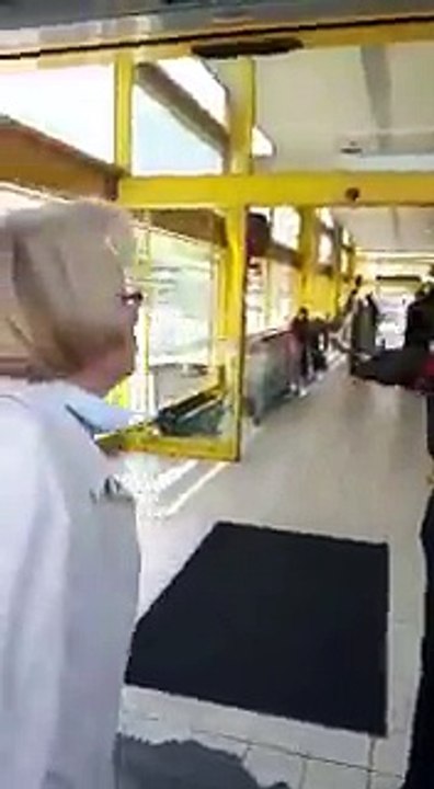 Une vieille dame raciste s'énerve contre un vigile de supermarché à Grenoble