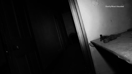 Il visite une vieille maison et voit un esprit apparaître