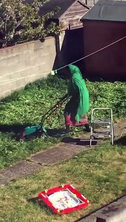 Elle veut tondre la pelouse mais oublie un détail important. Hallucinant !